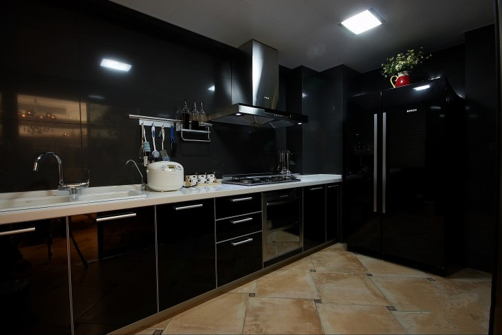 黑色廚房裝修設(shè)計