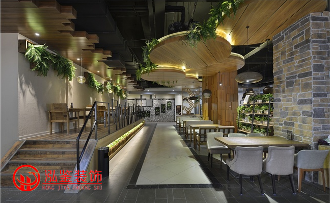 餐廳設計效果圖,餐廳設計設計師花了很多的心思不僅從墊高層上來區分餐廳空間且在餐廳頂面裝修上也是花費了很多的設計心思和材料木質材料裝飾的圓形頂面交錯排列,且在墊高層區域的頂面設計也是巨大的工程,狹長的走廊上設計師在墻面上放置了很多的鵝卵石,鵝卵石上長出的綠植不僅給墻面增添了色彩而且給整個走廊也是清新。